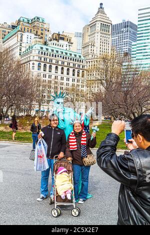 New York, New York City, NY NYC, Lower, Manhattan, Battery Park, Straßenkünstler, Busking-Tipps, Busker, Mime, lebende Statue, Freiheitsstatue, asiatische Asiaten ethn Stockfoto