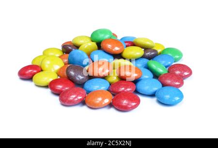 Bunte Schokolade überzogen Süßigkeiten isoliert auf weißem Hintergrund. Glänzende und leckere Süßigkeiten Stockfoto
