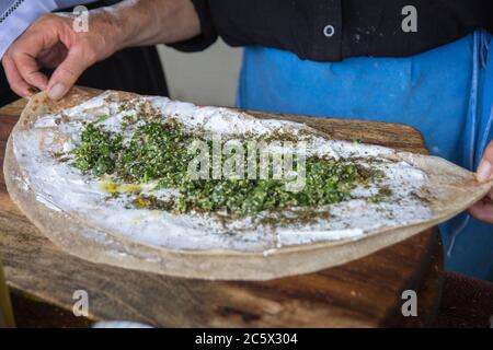 Traditionelles Drusen-Pita-Brot, gebacken auf einem metallenen Saj oder Tava, mit Labane-Käse, einem Middetrenian-Joghurt und grünem Tabbouleh-Salat. Daliyat Stockfoto