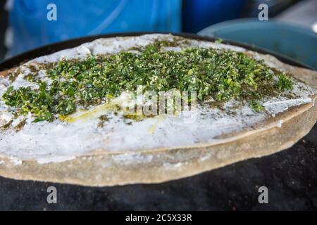 Traditionelles Drusen-Pita-Brot, gebacken auf einem metallenen Saj oder Tava, mit Labane-Käse, einem Middetrenian-Joghurt und grünem Tabbouleh-Salat. Daliyat Stockfoto