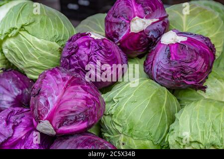 Eine Auswahl an gemischten Cabbages zum Verkauf an einem Marktstand Stockfoto