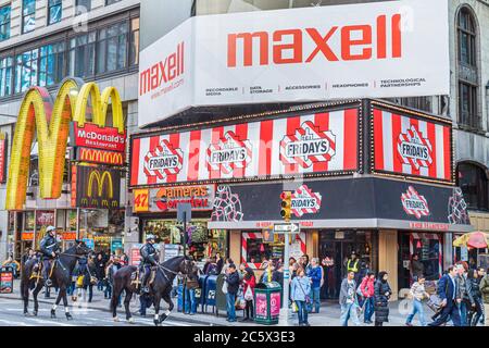 New York, New York City, NYC, Midtown, Manhattan, Times Square, Theaterviertel, beleuchtetes Schild, Werbewerbung, McDonald's, Burger, Hamburger Stockfoto