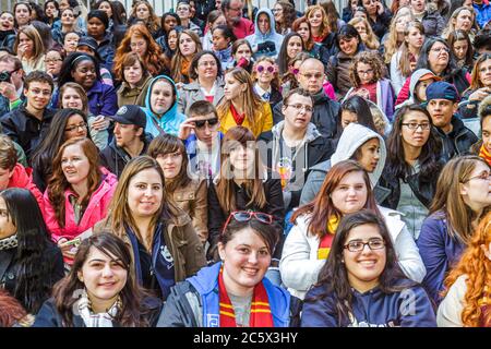 New York City, NYC NY Midtown, Manhattan, 44th Street, Harry Potter roter Teppich große Eröffnung, Fans, Menschenmenge, Mädchen, weibliche Kinder Kinder Kinder Jugendliche Stockfoto