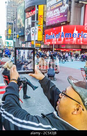 New York, New York City, NYC, Midtown, Manhattan, Times Square, Theaterviertel, Broadway, beleuchtetes Schild, Werbewerbung, Bank of America, Blac Stockfoto