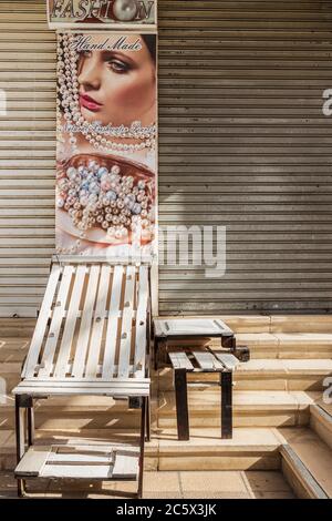 Selbstgemachte Ausstellungsanlage auf Treppen vor dem geschlossenen Laden in Fañabe, noch geschlossen nach der covid 19 Sperre, Costa Adeje, Teneriffa, Kanarische Isla Stockfoto