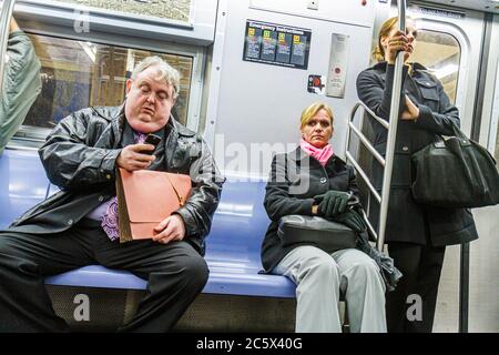 New York City, NYC NY Manhattan, Midtown, MTA, New York City, U-Bahn-System, N R Q Highway Route, Pendler, Pendler, Zug, innen, sitzen, stehen, m Stockfoto