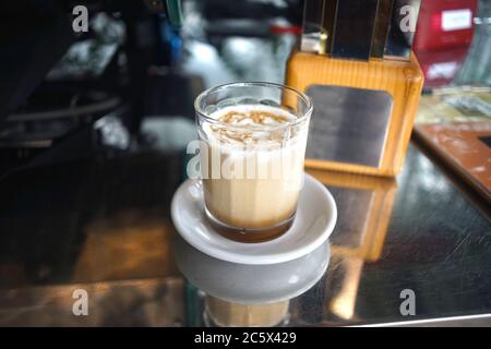 Iced Latte Kaffee in einem Gras Stockfoto