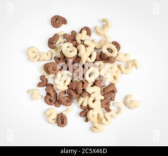 Gemischte schwarze und weiße Choco-Flocken. Cerealien in Zahlen Draufsicht. Gesundes Frühstück Stockfoto