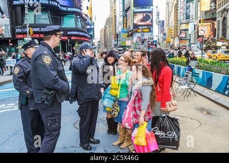 New York, New York City, NYC, Manhattan, Midtown, Times Square, Fußgängerzone, Männer Männer Erwachsene Erwachsene, Mädchen, Jugendliche Jugendliche Jugendliche fema Stockfoto