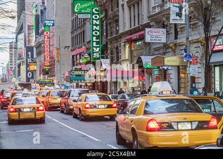 New York, New York City, NYC, Manhattan, Midtown, 45th Street, Straßenszene, Stau, Taxi, Taxis, Taxis, Taxis, Taxis, hinten, Schild, Logo, Connolly's, Restaurants Stockfoto