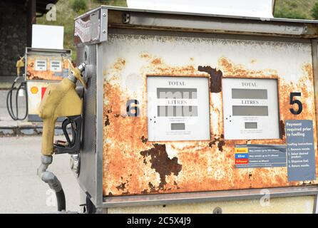 Verrostete Benzinpumpen an einer stillgelegt Shell Tankstelle in Williams Lake, British Columbia, Kanada Stockfoto
