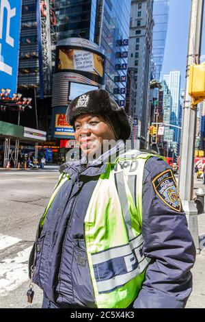 New York City, NYC NY Manhattan, Midtown, Times Square, Straßenszene, schwarze Frau weibliche Erwachsene Erwachsene, NYPD, Polizeibeamter, öffentliche Sicherheit, Gesetzesvergebung Stockfoto