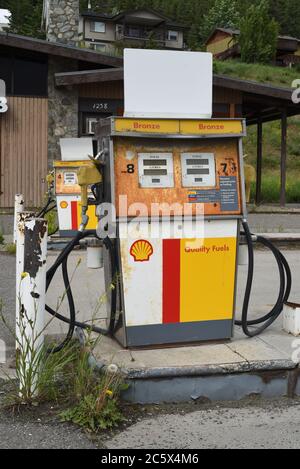 Verrostete Benzinpumpen an einer stillgelegt Shell Tankstelle in Williams Lake, British Columbia, Kanada Stockfoto