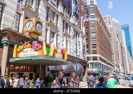 New York City, NYC NY Manhattan, Midtown, 34th Street, Macy's, Einzelhandelskette, Herald Square, Kaufhaus, Gebäude, Außenansicht, Vorderseite, Eingang, Blume Stockfoto