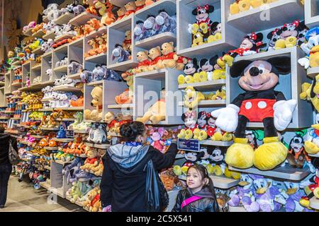 New York City, Manhattan, Times Square Disney Store, Filmfiguren zeigen Verkauf gefüllte Puppen Spielzeug, hispanische Mädchen Mutter Mutter Tochter Mickey Mouse Stockfoto