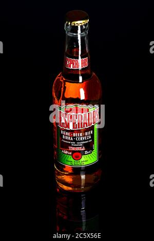 Flasche Desperados Bier mit Tequila auf schwarzem Glas isoliert gewürzt Stockfoto