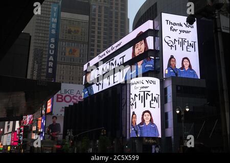 Schilder am Times Square, New York City, danken wichtigen Arbeitern während der Coronavirus-Pandemie im Mai 2020 Stockfoto