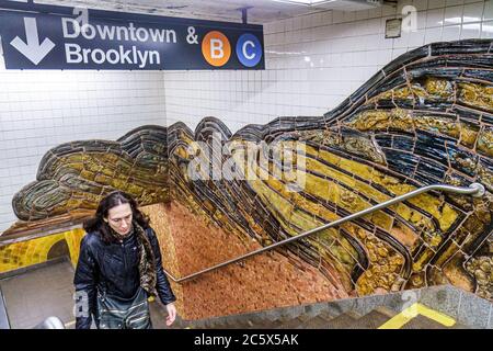 New York City, NYC NY Manhattan, Uptown, MTA New York U-Bahn-System, 81st Street Station, B C Highway Route, 8th Eighth Avenue Line, weibliche Erwachsene Stockfoto