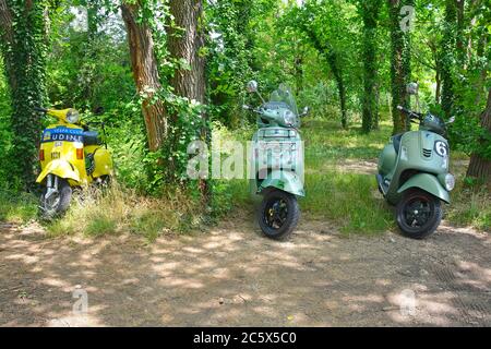 Villaggio di Punta Sdobba, Italien - Juni 14 2020. 3 Vintage Vespas, Teil einer Rallye von Vespa motorikes geparkt in der Feuchtgebiet der Isola della Cona Stockfoto