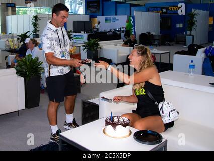 Victoria Azarenka aus Weißrussland erhält anlässlich ihres 30. Geburtstages beim Mubadala Silicon Valley Classic Premier Tennis Tournament 2019 einen Kuchen Stockfoto