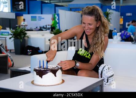 Victoria Azarenka aus Weißrussland erhält anlässlich ihres 30. Geburtstages beim Mubadala Silicon Valley Classic Premier Tennis Tournament 2019 einen Kuchen Stockfoto