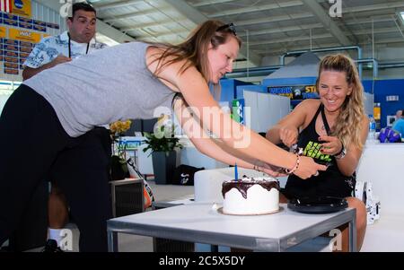 Victoria Azarenka aus Weißrussland erhält anlässlich ihres 30. Geburtstages beim Mubadala Silicon Valley Classic Premier Tennis Tournament 2019 einen Kuchen Stockfoto