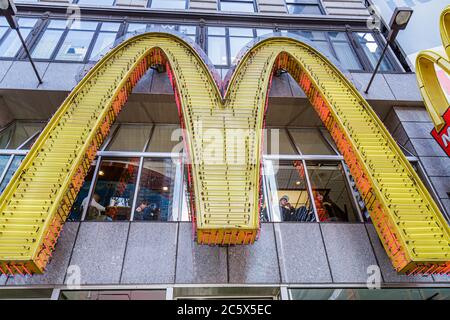 New York, New York City, NYC, Manhattan, Midtown, Times Square, McDonald's, Burger, Hamburger, Franchise, Fast Food, RestaurantrestaurantsEssen außerhalb ca. Stockfoto