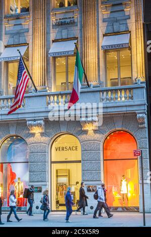 New York, New York City, NYC, Manhattan, Midtown, 5th Fifth Avenue, Versace, italienisches Design, Boutique, Mode, trendy, Luxus, Couture, Luxus, Marke, Einkaufszentrum Stockfoto