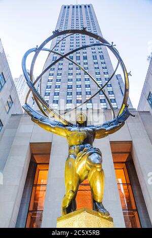 New York City, NYC NY Manhattan, Midtown, 5th Fifth Avenue, Rockefeller CentreHochhaus, Hochhäuser Wolkenkratzer Gebäude, plaza, Skulptur, at Stockfoto