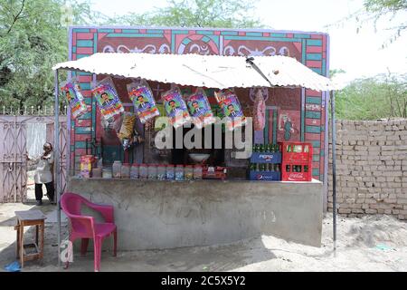 Lebensmittelgeschäft in einem Wüstendorf Stockfoto