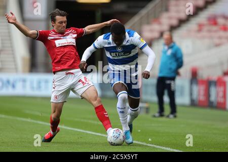 MIDDLESBROUGH, ENGLAND. Jonny Howson von Middlesbrough in Aktion mit dem hellen Osayi-Samuel der Queens Park Rangers während des Sky Bet Championship-Spiels zwischen Middlesbrough und Queens Park Rangers im Riverside Stadium, Middlesbrough am Sonntag, den 5. Juli 2020. (Kredit: Mark Fletcher, Mi News) Kredit: MI Nachrichten & Sport /Alamy Live Nachrichten Stockfoto