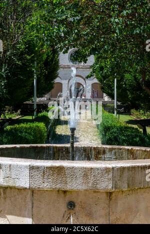 rocca porena, italien juli 05 2020:Brunnen im Garten des Heiligtums von rocca porena Stockfoto