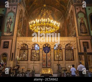 TIFLIS, GEORGIEN - 23. SEPTEMBER 2018: Innenraum Sioni Kathedrale in Tiflis, der Altar, Fresken, Wandmalereien Stockfoto