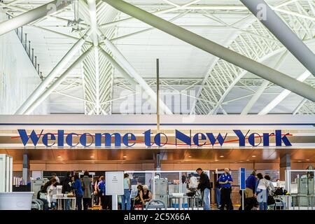 New York City, NYC NY Brooklyn, John F. Kennedy International Airport, JFK, American Airlines, Begrüßung, Schild, Terminal, Strukturbalken, Heimatschutz, Scheck Stockfoto