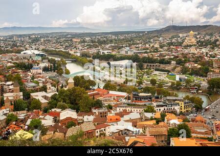 TIFLIS, GEORGIEN - 23. SEPTEMBER 2018: Luftpanorama der Altstadt, Rike Park, Friedensbrücke und Trinity Kathedrale Stockfoto