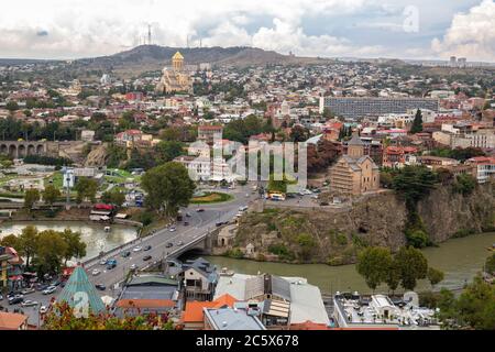 TIFLIS, GEORGIEN - 23. SEPTEMBER 2018: Luftpanorama der Altstadt von Tiflis. Die alte Metekhi Kirche und die neue Trinity Kathedrale Stockfoto