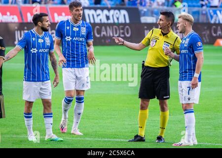 Dani Ramirez, Jakub Moder von Lech Poznan, Schiedsrichter Pawel Gil und Kamil Jozwiak von Lech Poznan sind beim polnischen PKO Ekstraklasa-Spiel zwischen Lech Poznan und Legia Warszawa im Stadtstadion Poznan in Aktion zu sehen.(Endstand; Lech Poznan 2:1 Legia Warszawa) Stockfoto