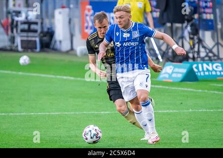 Pawel Stolarski von Legia Warszawa und Kamil Jozwiak von Lech Poznan sind im Einsatz während des polnischen PKO Ekstraklasa-Spiels zwischen Lech Poznan und Legia Warszawa im Stadtstadion Poznan zu sehen.(Endstand; Lech Poznan 2:1 Legia Warszawa) Stockfoto