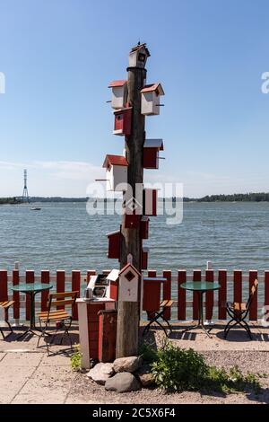 Vogelhäuschen auf einer Stange im Café Regatta, einem kleinen, schrulligen Café am Meer in Helsinki, Finnland Stockfoto