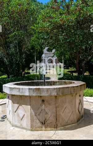 rocca porena, italien juli 05 2020:Brunnen im Garten des Heiligtums von rocca porena Stockfoto