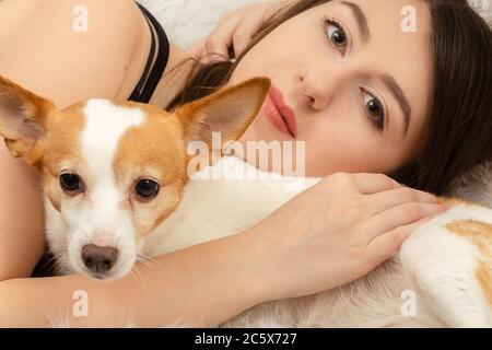 Junge Frau mit Jack Russell terrier Closeup Portrait umfasst Stockfoto