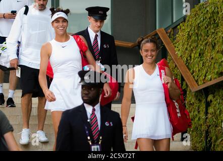 Ajla Tomljanovic aus Australien & Maria Sakkari aus Griechenland spielen im Doppel beim Wimbledon Championships Grand Slam Tennis Turnier 2019 Stockfoto