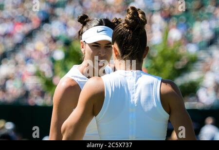 Ajla Tomljanovic aus Australien & Maria Sakkari aus Griechenland spielen im Doppel beim Wimbledon Championships Grand Slam Tennis Turnier 2019 Stockfoto