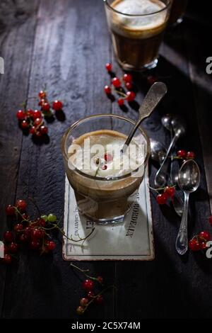 Köstlicher Cappuccino.Frühstück mit Kaffee.Heißgetränk auf einem Holztisch.fettarme Lebensmittel und Milch. Stockfoto