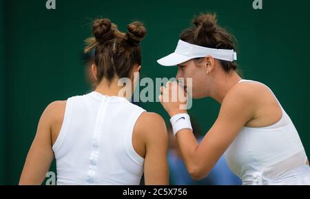 Ajla Tomljanovic aus Australien & Maria Sakkari aus Griechenland spielen im Doppel beim Wimbledon Championships Grand Slam Tennis Turnier 2019 Stockfoto