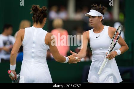 Ajla Tomljanovic aus Australien & Maria Sakkari aus Griechenland spielen im Doppel beim Wimbledon Championships Grand Slam Tennis Turnier 2019 Stockfoto