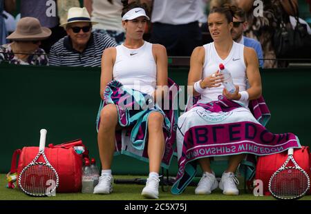 Ajla Tomljanovic aus Australien & Maria Sakkari aus Griechenland spielen im Doppel beim Wimbledon Championships Grand Slam Tennis Turnier 2019 Stockfoto