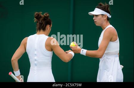 Ajla Tomljanovic aus Australien & Maria Sakkari aus Griechenland spielen im Doppel beim Wimbledon Championships Grand Slam Tennis Turnier 2019 Stockfoto