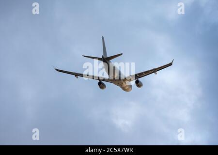 Prestwick, Schottland, Großbritannien. Juli 2020. Im Bild: Royal Air Force (R.A.F) Voyager Aircraft (Reg ZZ343), ein Air Betanking Transport für die RAF, gesehen von Glasgow Prestwick International Airport nach einem kurzen Aufenthalt, wo es landete weniger als eine Stunde früher. Quelle: Colin Fisher/Alamy Live News Stockfoto