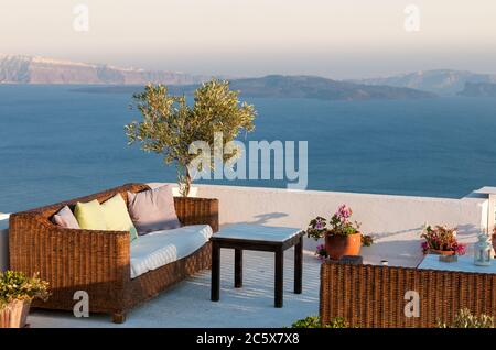 Dachgarten Cafe Restaurant an der Caldera mit Blick auf die Ägäis in der Caldera, Santorini Insel Griechenland Stockfoto